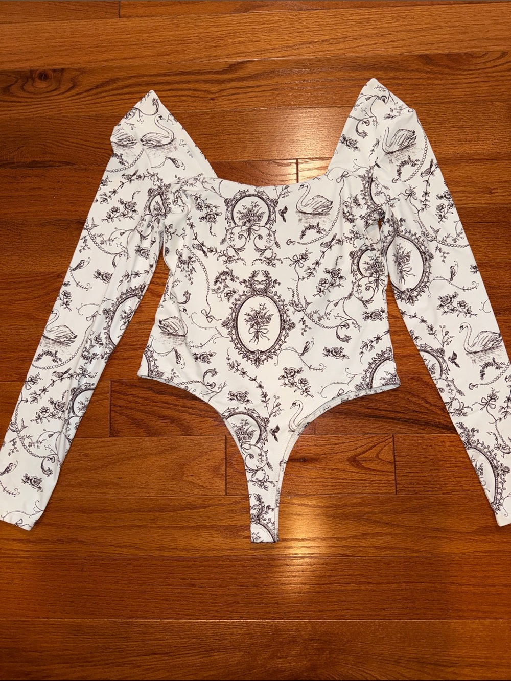 yummi by Francesca's White long sleeve Bodysuit with Maroon Toile Motif S